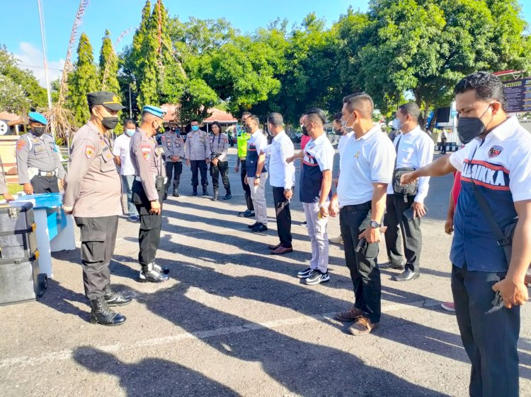 Propam Polres Sikka Periksa dan amankan Senpi Dinas Personil