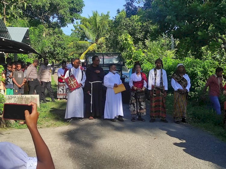 Polsek Nelle Laksanakan Pengamanan Penjemputan dan Perayaan Misa Syukuran Kaul Kekal.