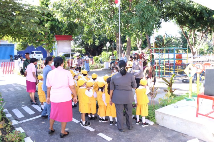 Polisi Sahabat Anak, Unit Dikyasa Sat Lantas Polres Sikka Ajarkan Materi SALUD (Sadar Lalu Lintas Usia Dini)