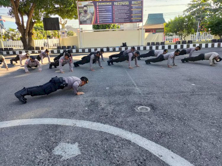 Kasat Samapta Pimpin Anggotanya Laksanakan Latihan Beladiri Polri.