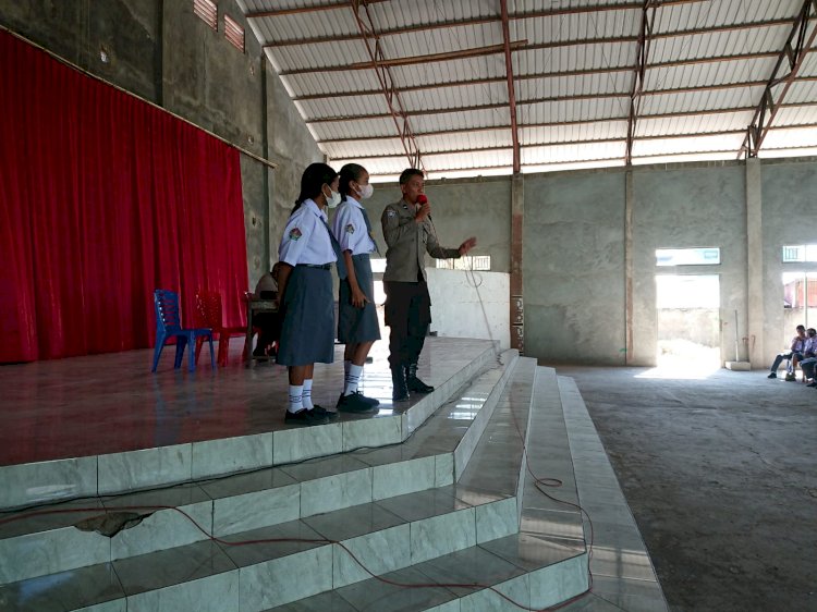 Kasat Binmas Polres Sikka Beserta Anggota Laksanakan Sosialisasi Bahaya Kenakalan Remaja Kepada Pelajar SMA Negeri 1 Maumere.