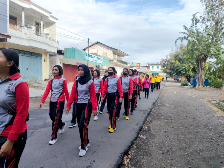 Menyongsong HUT Polwan ke-74, Polwan Polres Sikka Laksanakan Olahraga Bersama.