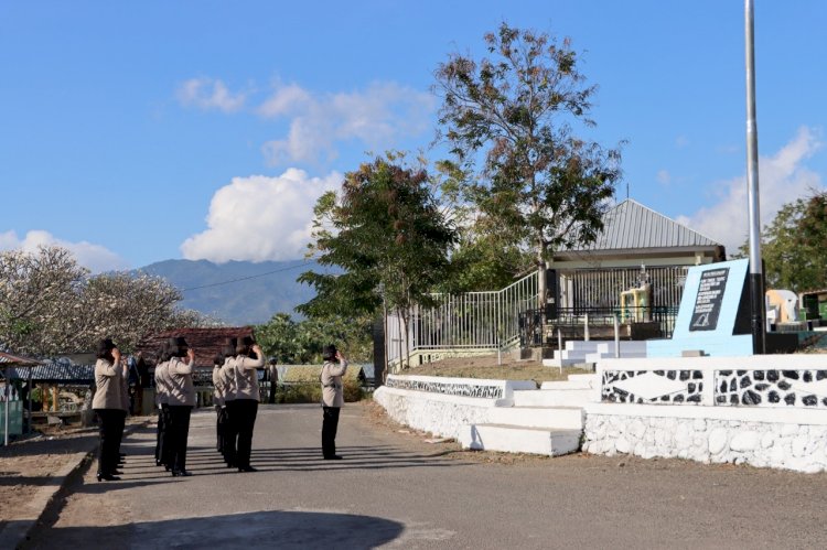 Polwan Polres Sikka Ziarahi Taman Makam Pahlawan Iligetang