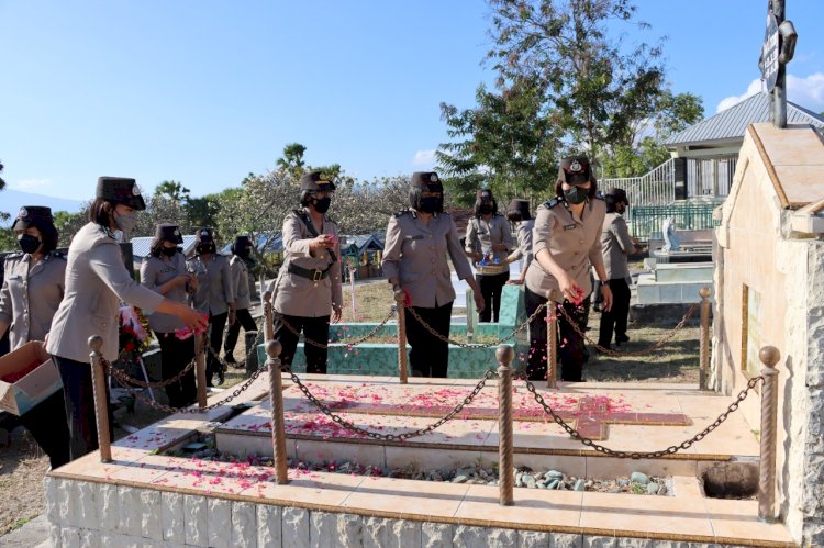 Polwan Polres Sikka Ziarahi Taman Makam Pahlawan Iligetang