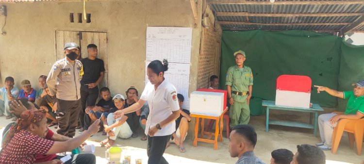 Anggota Polsek Paga Amankan Pemilihan BPD Desa Renggarasi, Kec. Tana Wawo, Kab. Sikka.