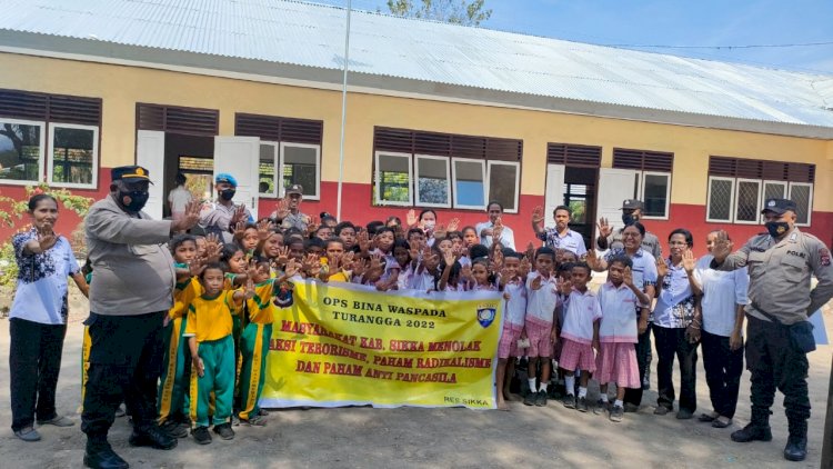 Laksanakan Operasi Bina Waspada 2022, Satuan Binmas Polres Sikka Berikan Himbauan Nasionalisme Kepada Siswa SDI Wairhubing Dan Para Buruh Pelabuhan Wuring