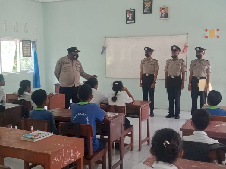 Siswa Latja Diktuba Polri Gel II 2022 Polda NTT Laksanakan Praktek Binluh Bersama Satbinmas Polres Sikka