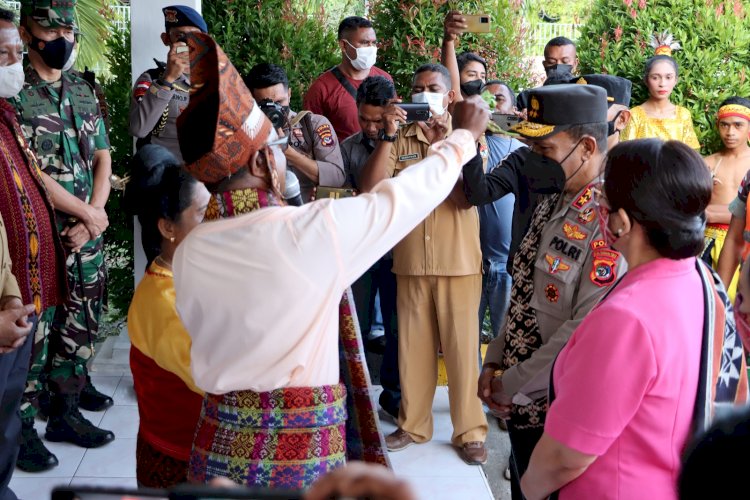 Tiba di Maumere, Kapolda NTT disambut dengan Tarian dan Sapaan Adat, serta Forkopimda Kab. Sikka