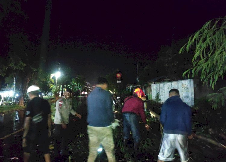 Jajaran Polsek Polsek Kewapante Turun Langsung Bantu Evakuasi Warga Terdampak Bencana Angin Puting Beliung