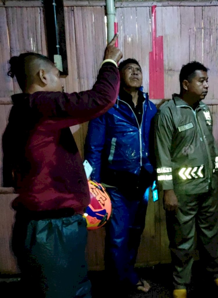 Jajaran Polsek Polsek Kewapante Turun Langsung Bantu Evakuasi Warga Terdampak Bencana Angin Puting Beliung