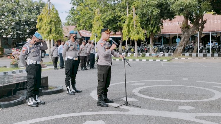 Ambil Apel Pagi Waka Polres Sikka Tekankan Disiplin Dan Dilanjutkan Dengan Pemeriksaan Sikap Tampang