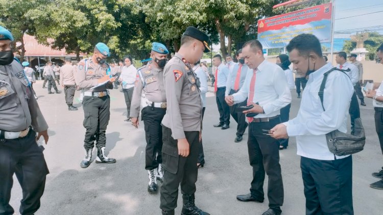 Ambil Apel Pagi Waka Polres Sikka Tekankan Disiplin Dan Dilanjutkan Dengan Pemeriksaan Sikap Tampang