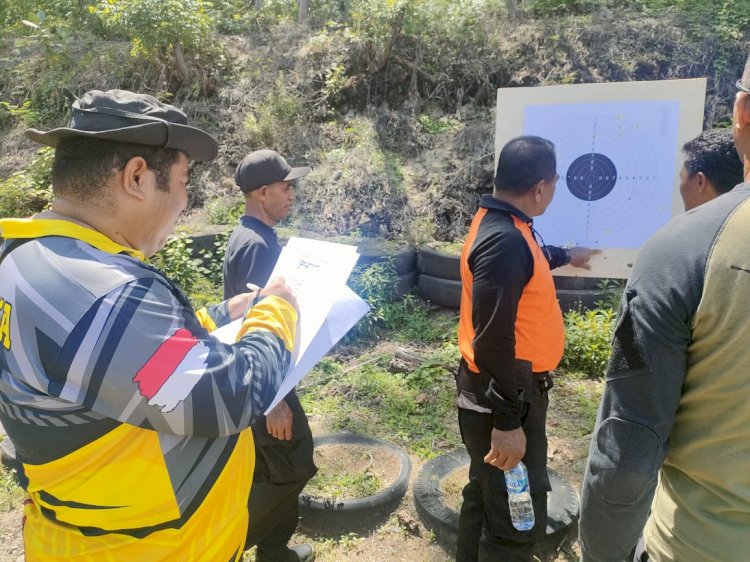 Tingkatkan Kemampuan, Personil Polres Sikka Laksanakan Latihan Menembak