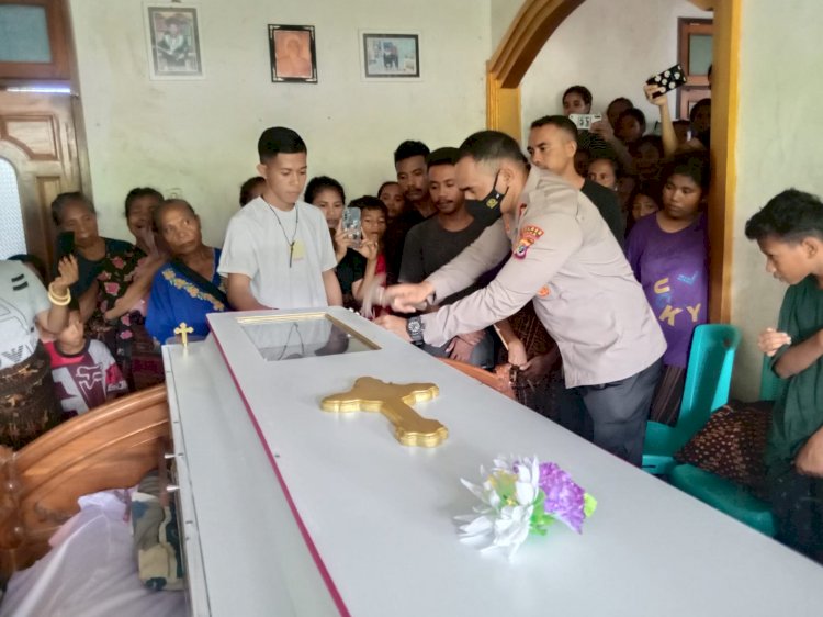 Kapolres Sikka Menghadiri Pemakaman Anggota Bhayangkari Cabang Sikka