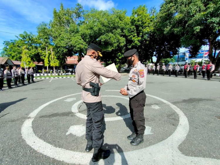 Kapolres Sikka Berikan Reword Kepada Anggota Yang Berkelakuan Baik