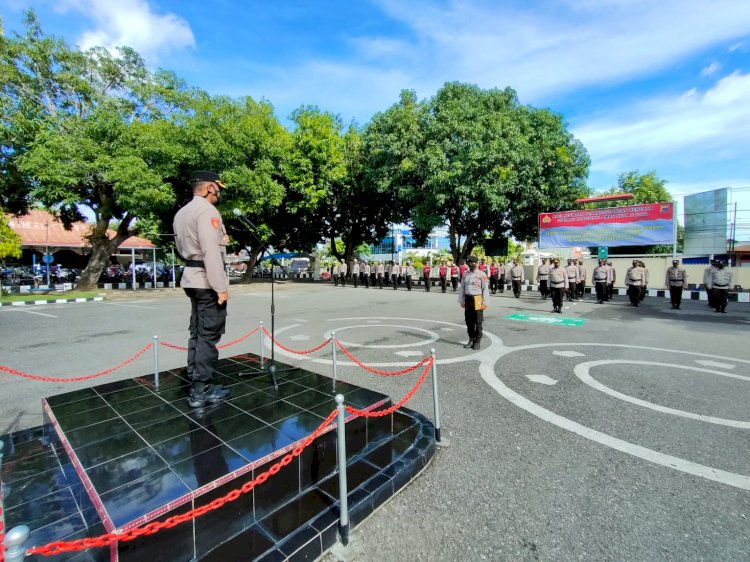 Kapolres Sikka Berikan Reword Kepada Anggota Yang Berkelakuan Baik