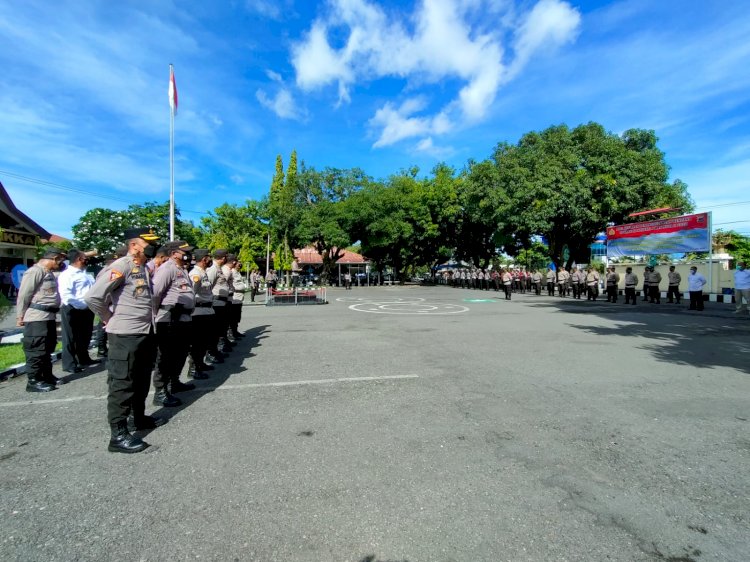 Kapolres Sikka Berikan Reword Kepada Anggota Yang Berkelakuan Baik