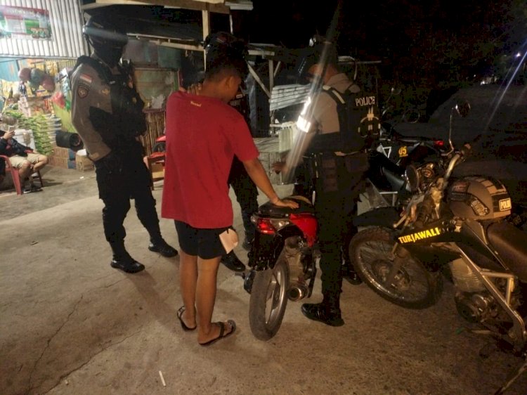 Personil Unit Turjawali Sat Samapta Polres Sikka Laksanakan Patroli Cipta Kondisi Demi Pastikan Sitkamtibmas Kota Maumere Aman dan Kondusif
