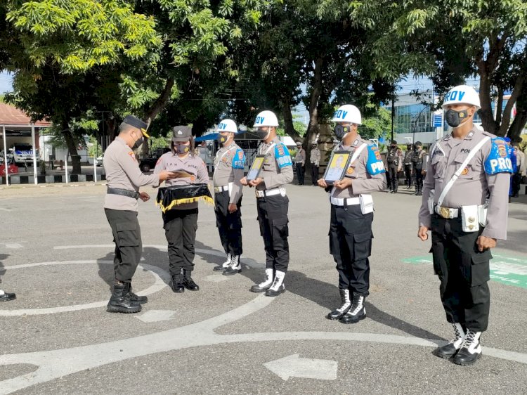 Wakapolres Pimpin Upacara PTDH 2 Personil Polres Sikka