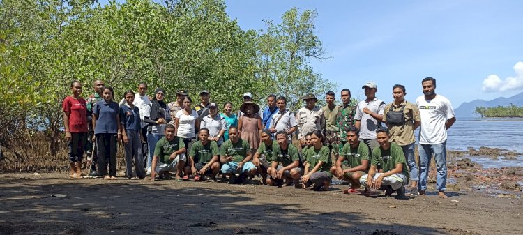 Dukung Penghijauan di Pesisir Pantai, Kapolsek Waigete Ikuti Penanaman Mangorve di Desa Watubaing dan Desa Talibura