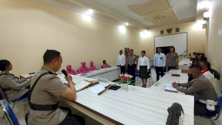 Pimpin Sidang BP4-R,  Wakapolres Sikka Berikan Nasihat Perkawinan Kepada Pasangan Calon Suami Istri.