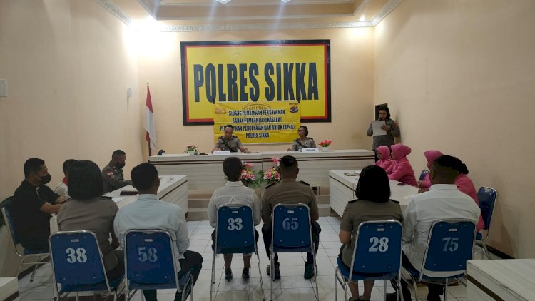 Pimpin Sidang BP4-R,  Wakapolres Sikka Berikan Nasihat Perkawinan Kepada Pasangan Calon Suami Istri.