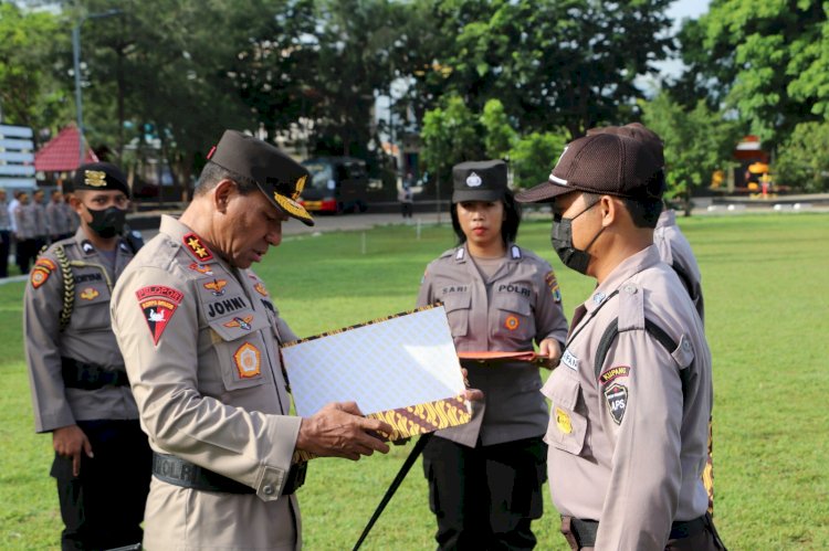 Kapolda NTT Irjen Pol Drs. Johni Asadoma, M.Hum berikan penghargaan kepada dua anggota Satpam. Pemberian penghargaan ini karena kedua Satpam tersebut dinilai berprestasi dalam menjalankan tugas-tugasnya membantu Polri menjaga Kamtibmas.