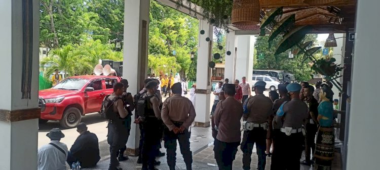 Polres Sikka Lakukan Pengamanan Aksi Damai oleh Jaringan HAM Kab. Sikka di Kantor Kejaksaan Negeri Maumere