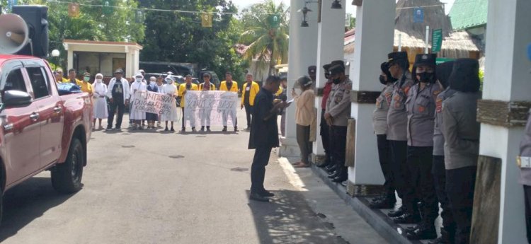 Polres Sikka Lakukan Pengamanan Aksi Damai oleh Jaringan HAM Kab. Sikka di Kantor Kejaksaan Negeri Maumere