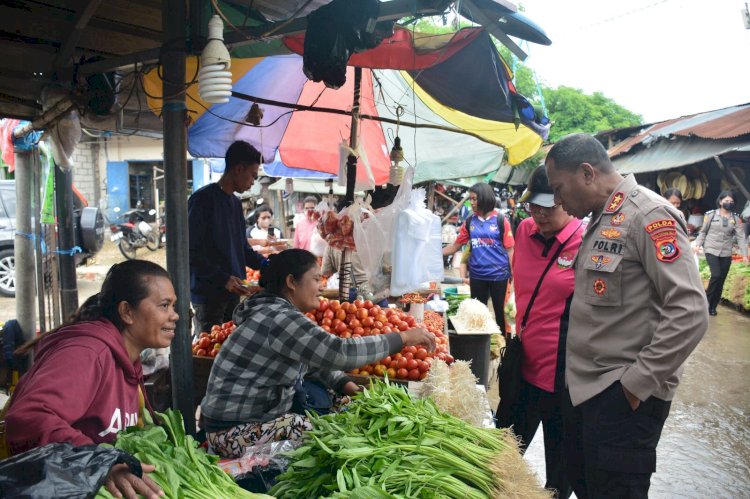 Jumat Curhat di Pasar Kasih Naikoten I, Kapolda NTT Terima Berbagai Keluhan Masyarakat