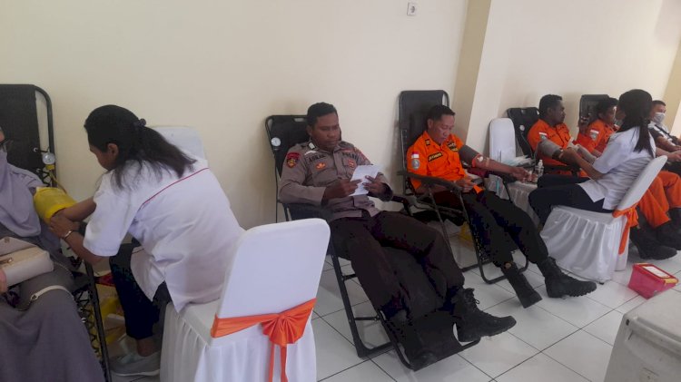 Anggota Polres Sikka ikut serta giat donor darah sambut HUT Basarnas ke-51