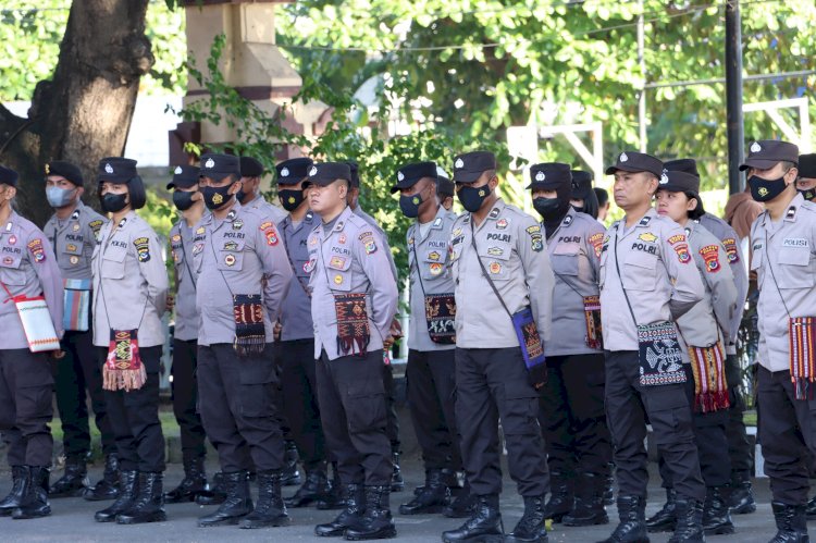 Dukung Kebijakan Kapolda NTT, Personil Polres Sikka Serentak Kenakan Tas Selempang Khas Daerah NTT Produk UMKM