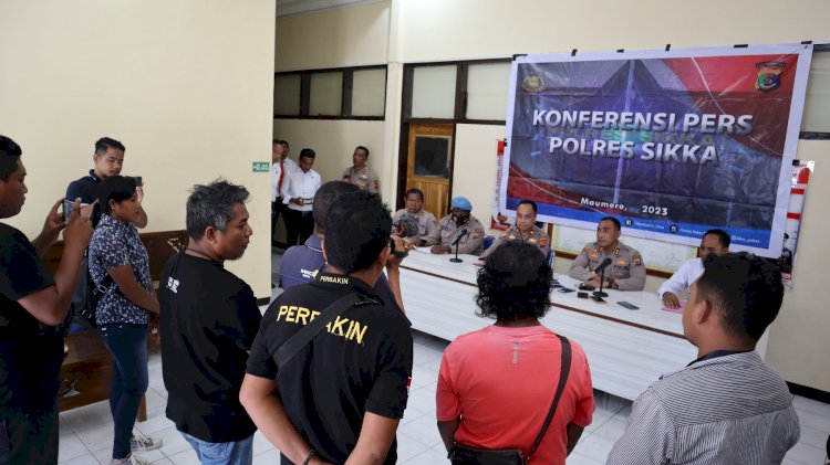 Gelar Konferensi Pers Terkait Berita Oknum Polisi Minta Sejumlah Uang, Begini Penjelasan Kapolres Sikka