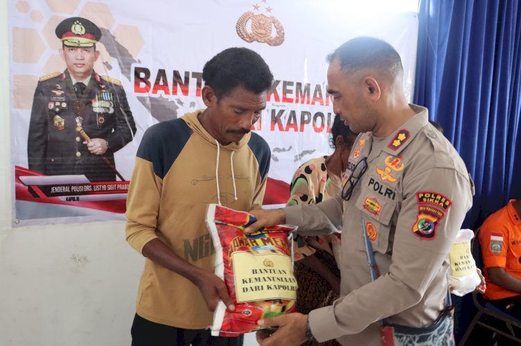 Kunjungi Pulau Palue, Kapolres Sikka Bagikan Bantuan Kemanusiaan Dari Kapolri