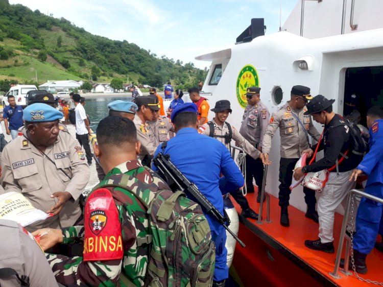 Kunjungi Pulau Palue, Kapolres Sikka Bagikan Bantuan Kemanusiaan Dari Kapolri