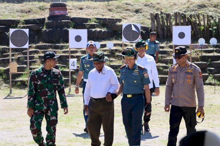 Jalin Sinergitas Kapolres Sikka Latihan Menembak Bersama Forkopimda