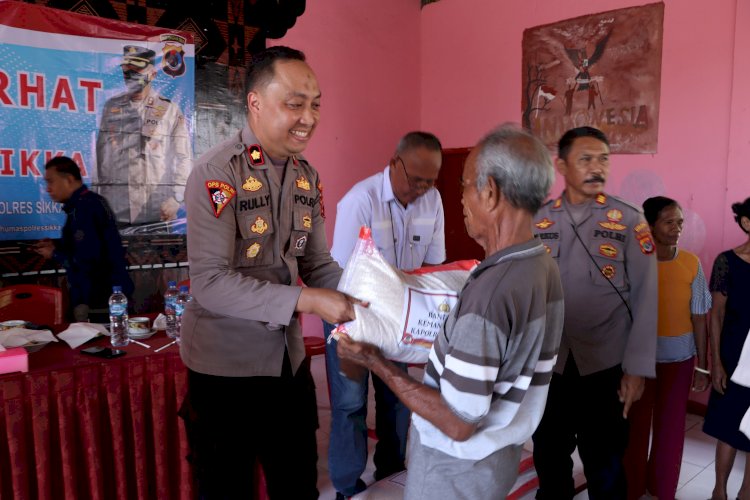 Jumat Curhat, Wakapolres Dengarkan Keluhan Masyarakat Kel. Kabor dan Bagikan Bantuan Dari Kapolres Sikka