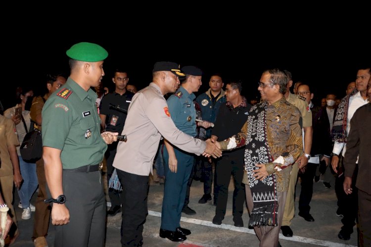 Kapolres Sikka Bersama Forkopimda Sambut Kedatangan Menkopolhukkam