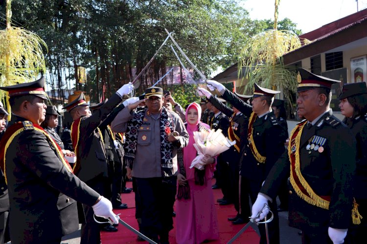 Tradisi Pedang Pora Sambut Kapolres AKBP Hardi Dinata H., S.I.K., M.M. di Mapolres Sikka