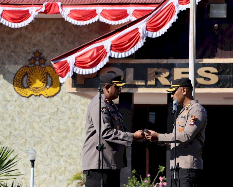 Tradisi Pedang Pora Sambut Kapolres AKBP Hardi Dinata H., S.I.K., M.M. di Mapolres Sikka