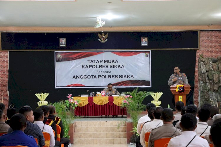 Tradisi Pedang Pora Sambut Kapolres AKBP Hardi Dinata H., S.I.K., M.M. di Mapolres Sikka