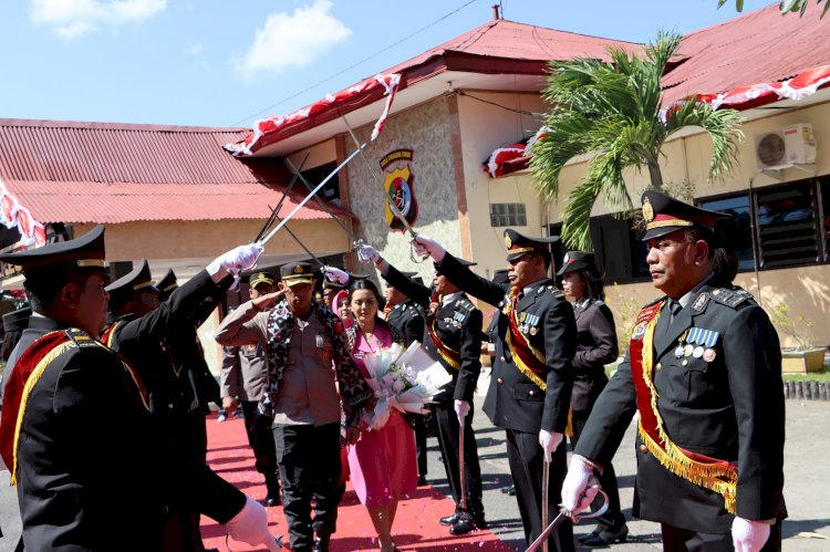 Tradisi Pedang Pora Sambut Kapolres AKBP Hardi Dinata H., S.I.K., M.M. di Mapolres Sikka