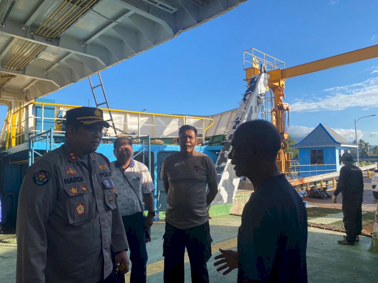 Kapolres Tinjau Langsung Pergerseran Logistik dan Personil ke Pulau Palue Dalam Rangka Kunjungan Ketua Umum Bhayangkari