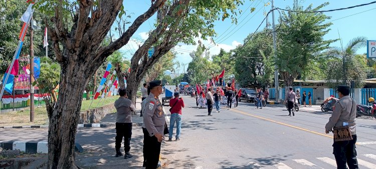 Personil Gabungan Polres Sikka Lakukan Pengamanan Aksi Damai