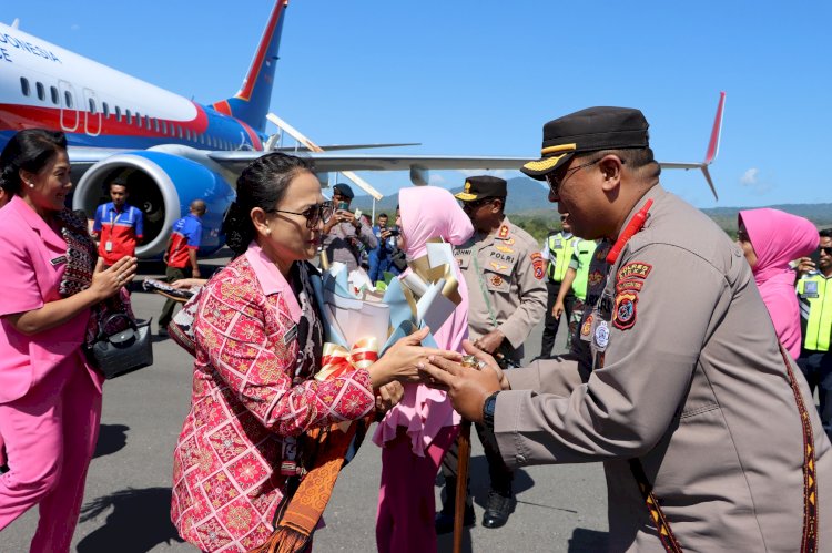 Tiba Di Nian Tana Sikka, Ketua Umum Bhayangkari Ny. Juliati Sigit Prabowo Kunjungi TK Kemala Bhayangkari dan Lepo Lorun