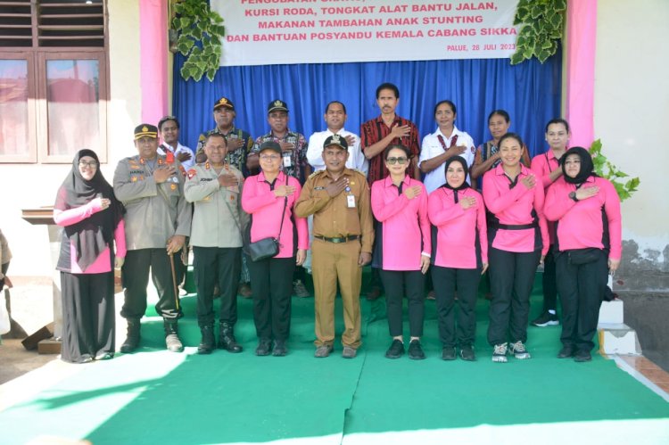 Ketua Umum Bhayangkari Ny. Juliati Sigit Prabowo Memberikan Bantuan Sosial dan Pengobatan Gratis di Kantor Camat Palue