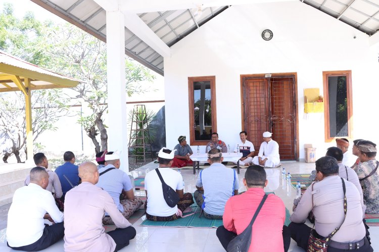 Jalin Silaturahmi, Kapolres Kunjungi Ketua PHDI Kab. Sikka di Pura Agung Waidoko