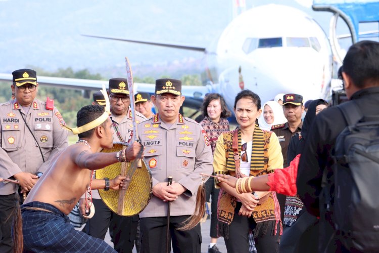 Tiba di Nian Tana Sikka, Kapolri Jenderal Polisi Drs. Listyo Sigit Prabowo, M.Si. dan Ibu Ny. Juliati Sigit Prabowo disambut Forkopimda Kab. Sikka