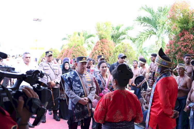 Tiba di Nian Tana Sikka, Kapolri Jenderal Polisi Drs. Listyo Sigit Prabowo, M.Si. dan Ibu Ny. Juliati Sigit Prabowo disambut Forkopimda Kab. Sikka