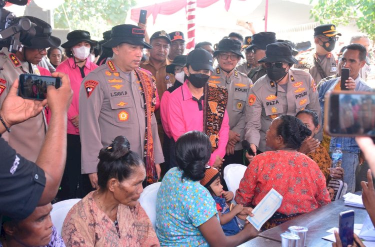 Kapolri dan Ketua Umum Bhayangkari Tinjau Bakti Kesehatan Polri Presisi di Pulau Palue NTT